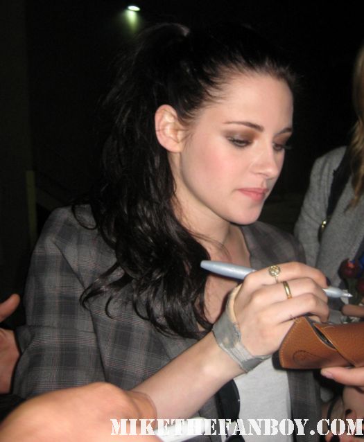 kristen stewart signing autographs for fans at jimmy kimmel live the crowd waiting for kristen stewart at jimmy kimmel live signed autograph new moon twilight hot sexy rare