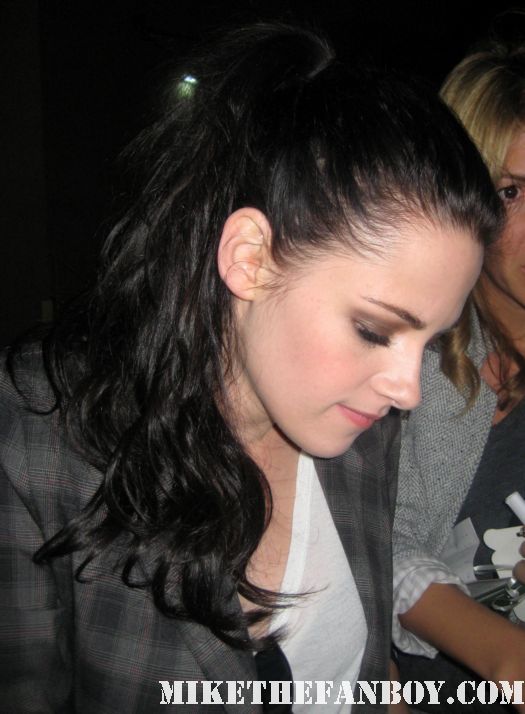 kristen stewart signing autographs for fans at jimmy kimmel live the crowd waiting for kristen stewart at jimmy kimmel live signed autograph new moon twilight hot sexy rare
