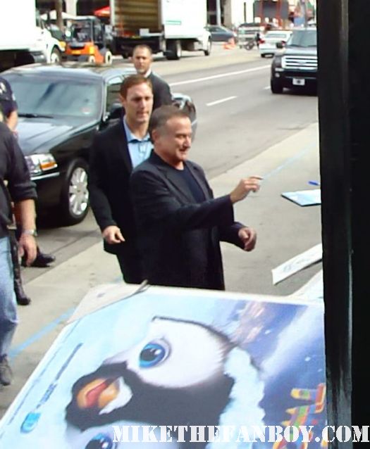 robin williams signing autographs at The Happy Feet Two World Movie Premiere! Pink... Or P!NK ! Robin Williams! Sofia Vergara! Hank Azaria! Elijah Wood!