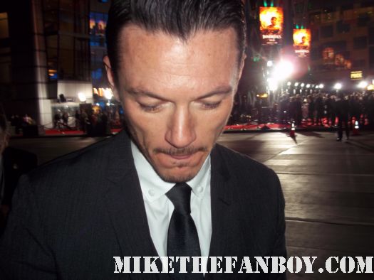 luke evans sexy hot rare signing autographs at the immortals world movie premiere The Immortals World Movie Premiere red carpet! With Henry Cavill! Luke Evans! Stephen Dorff! Kellan Lutz! Mickey Rourke! Cory Servier! Isabel Lucas! Autographs! Photos and More! 