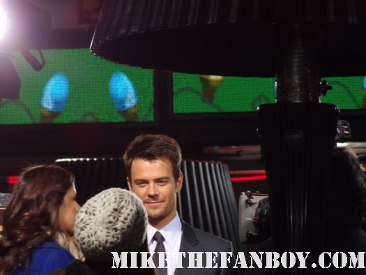 josh duhamel arrives the new years eve world movie premiere and signs autographs for fans