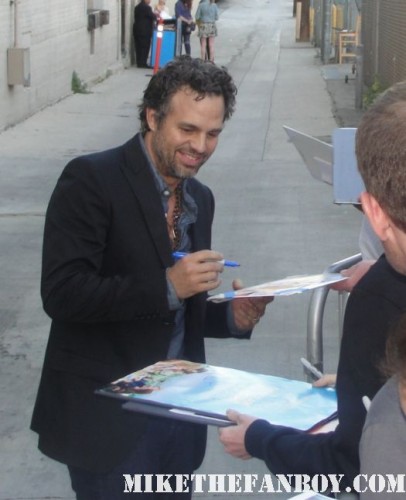 mark ruffalo aka the hulk signs autographs for fans after a talk show taping the avengers best autograph signer of 2011