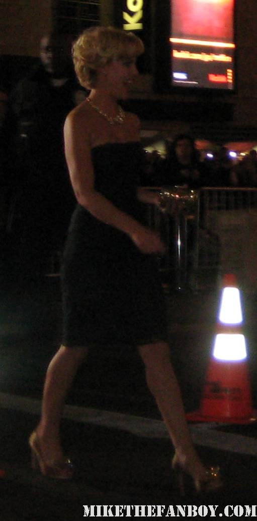 Katherine Heigl arrives the new years eve world movie premiere and signs autographs for fans