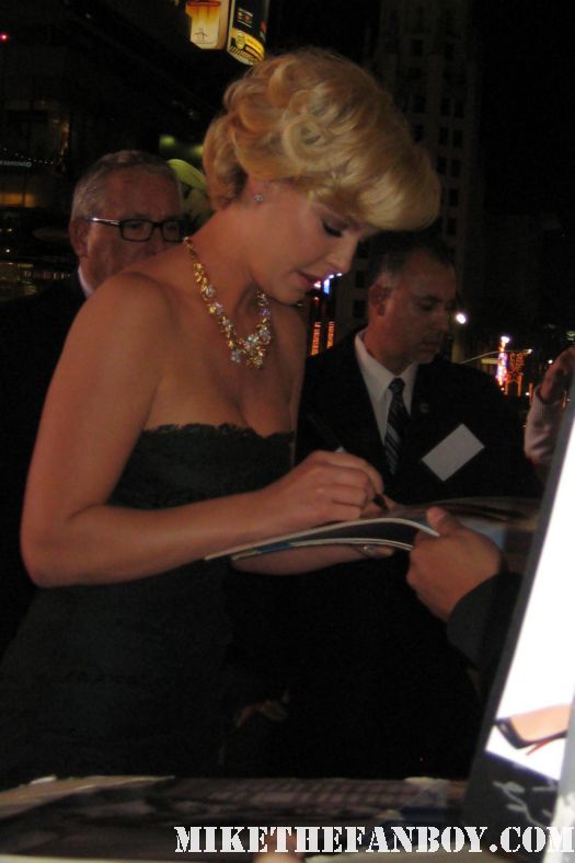 Katherine Heigl arrives the new years eve world movie premiere and signs autographs for fans