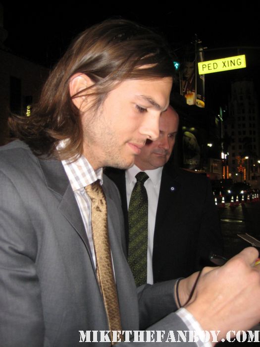 ashton kutcher arrives the new years eve world movie premiere and signs autographs for fans