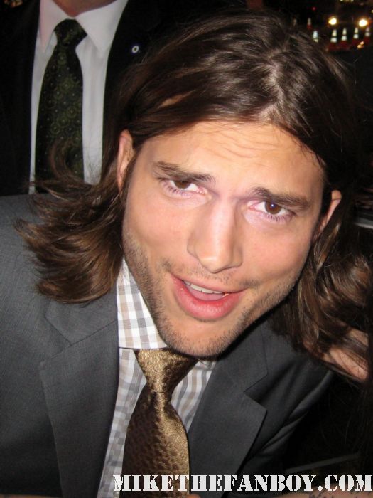 ashton kutcher arrives the new years eve world movie premiere and signs autographs for fans