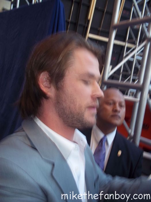 thor star the sexy hot chris hemsworth signs autographs for fans at the thor movie premiere