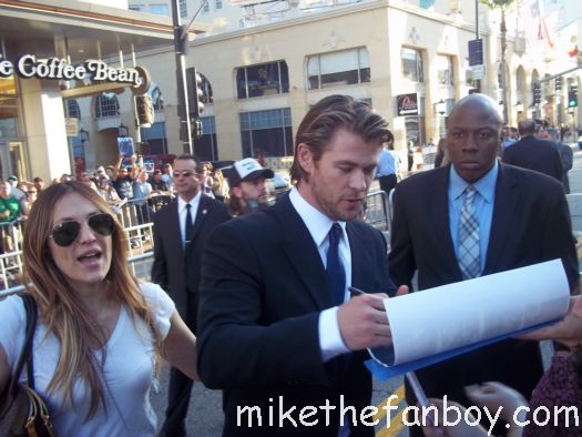 thor world movie premiere large hammer thor star the sexy hot chris hemsworth signs autographs for fans at the thor movie premiere chris hemsworth signed autograph photo rare