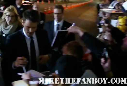 josh duhmel signing autographs at New Years Eve World Movie Premiere! With Ashton Kutcher! Katherine Heigl! Michelle Pfeiffer! Josh Duhamel! Joey McIntyre! Hilary Swank! Lea Michele! Sofía Vergara! Zac Efron! Abigail Breslin!
