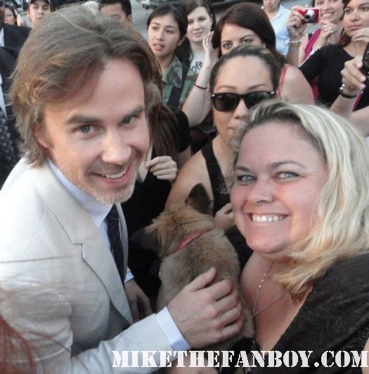 Pretty in pinky from Mike The Fanboy with True Blood Star Sam Trammell posing for a fan photo rare signed autograph rare promo sam holding a hand crocheted blanket from pinky