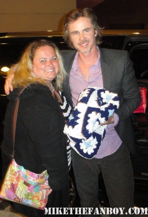 Pretty in pinky from Mike The Fanboy with True Blood Star Sam Trammell posing for a fan photo rare signed autograph rare promo sam holding a hand crocheted blanket from pinky