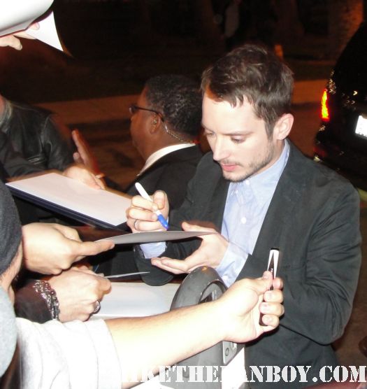 elijah wood stops to sign autographs for fans at the fox all star party 2012 wilfred lord of the rings