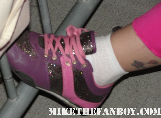 pinky showing off her pink sparkle shoes while waiting for channing tatum at the jimmy kimmel live show