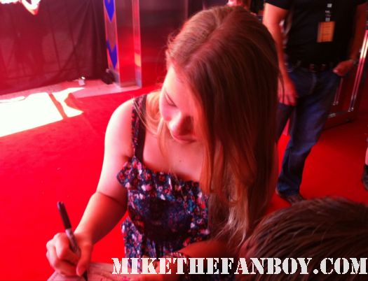 bindi irwin signing autographs at the australian premiere of puss in boots rare 