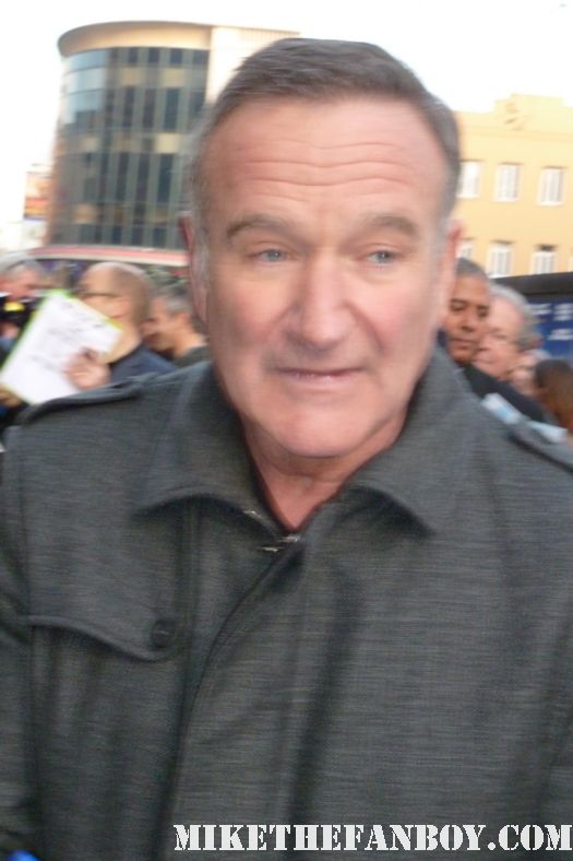 robin williams signing autographs for fans at the happy feet two london united kingdom movie premiere rare hot good will hunting jumanji mrs doubtfire dead poets society