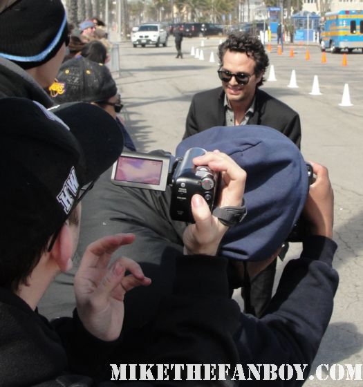 mark ruffalo hot sexy signing autographs for fans at the 2011 Independent Spirit Awards 2011 best in show glee rare