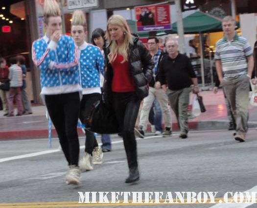 american pie star tara reid crossing the street in hollywood with two guys with very polk a dot shirts on and crazy hair