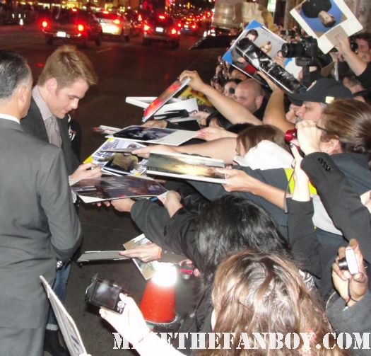 chris pine arriving to the red carpet of this means war movie premiere and signing autographs for fans sexy hot rare