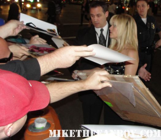 reese witherspoon signing autographs for fans at the this means war movie premiere rare promo hot sexy legally blonde
