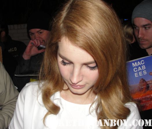 lana del rey signing autographs for fans outside her hotel in hollywood looking hot and sexy video games born to die talk show rare promo 