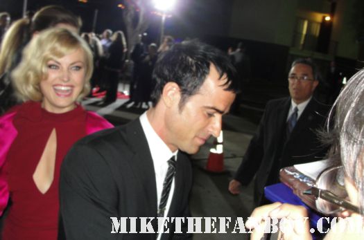 sexy justin theroux signs autographs for fans at the wanderlust movie premiere rare hot sexy photo shoot rare six feet under romy and michele's high school reunion jennifer aniston boyfriend