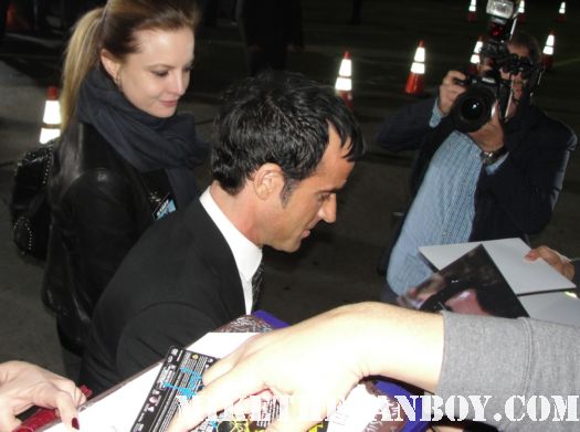 sexy justin theroux signs autographs for fans at the wanderlust movie premiere rare hot sexy photo shoot rare six feet under romy and michele's high school reunion jennifer aniston boyfriend