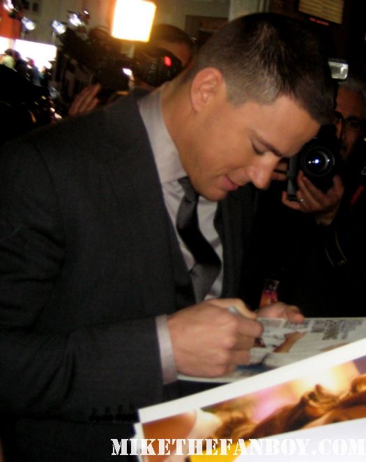 sexy channing tatum signing autographs for fans at the vow movie premiere in los angeles rare hot sexy football player magic mike rare sex photo shoot