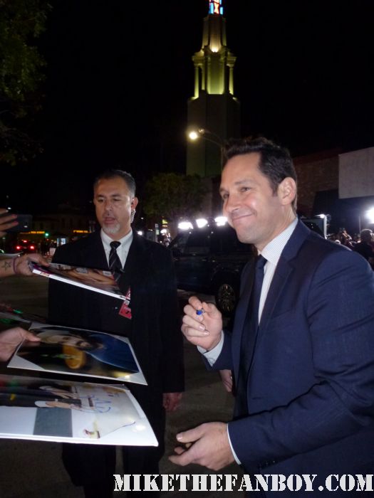 paul rudd signing autographs for fans at the wanderlust movie premiere rare hot sexy clueless star gq magazine