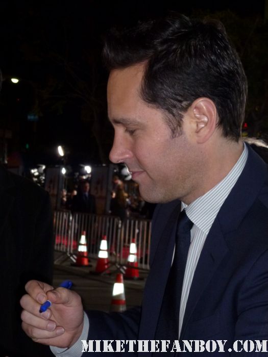 paul rudd signing autographs for fans at the wanderlust movie premiere rare hot sexy clueless star gq magazine