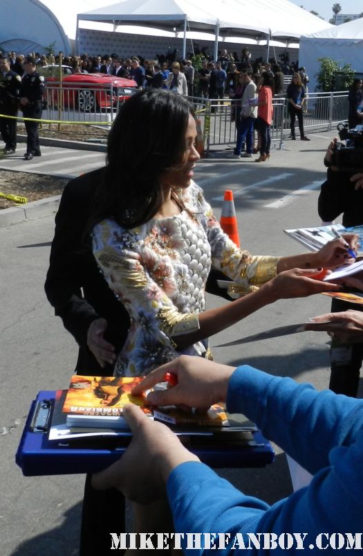 zoe saldana  from star trek hot sexy signs autographs for fans at the  Independent Spirit Awards 2012 