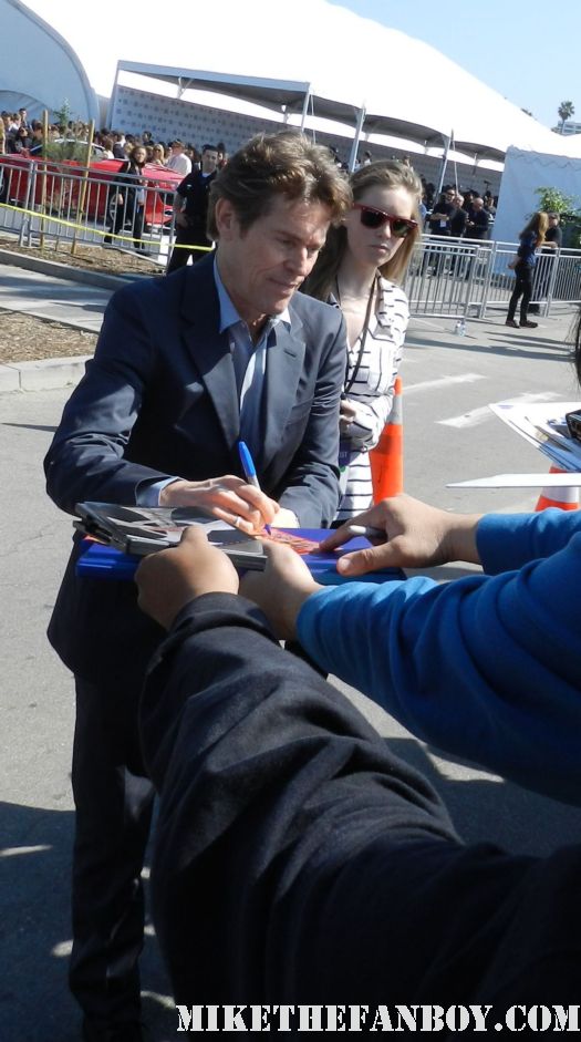 willem dafoe hot sexy signs autographs for fans at the  Independent Spirit Awards 2012 