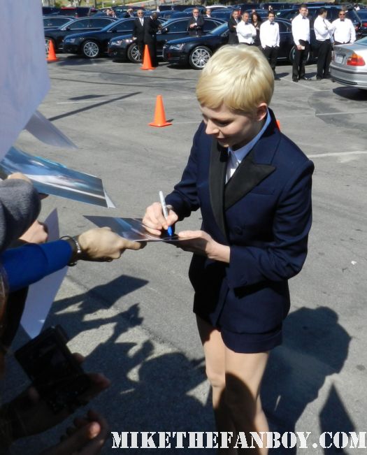 michelle williams  hot sexy signs autographs for fans at the  Independent Spirit Awards 2012 