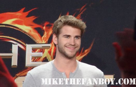 liam hemsworth at the hunger games cast q and a signing autographs for fans mall tour hot sexy australian rare promo sexy muscle