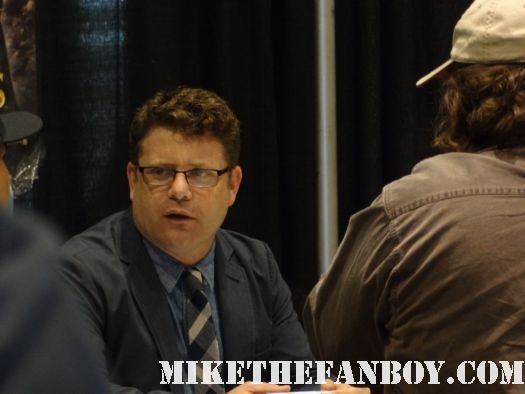 sean astin signing autographs at c2e2 chicago comic con goonies lord of the rings mikey rare promo suit and tie 