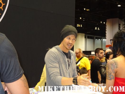 chad michael murray signing autographs for fans hot sexy one tree hill star photo shoot c2e2 chicago comic con hot muscle stud