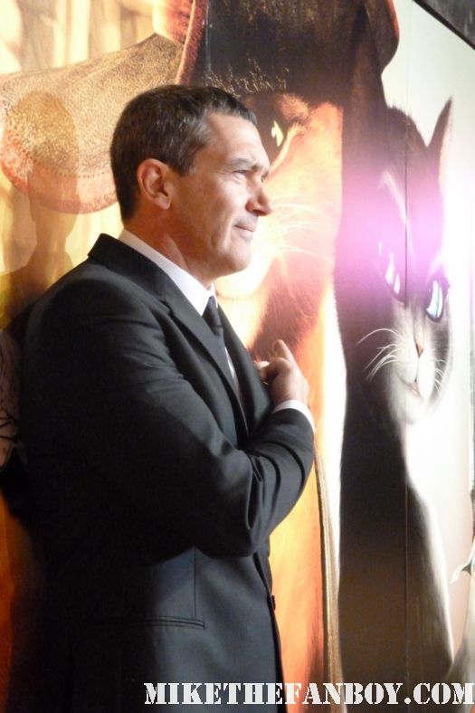 antonio banderas on the red carpet at the UK premiere red carpet of Puss in boots with antonio banderas sexy hot salma hayek rare promo poster