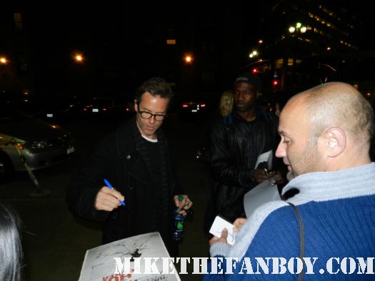 guy pearce signing autographs for fans after a screening in santa monica ca hot sexy australian rare promo prometheus promo