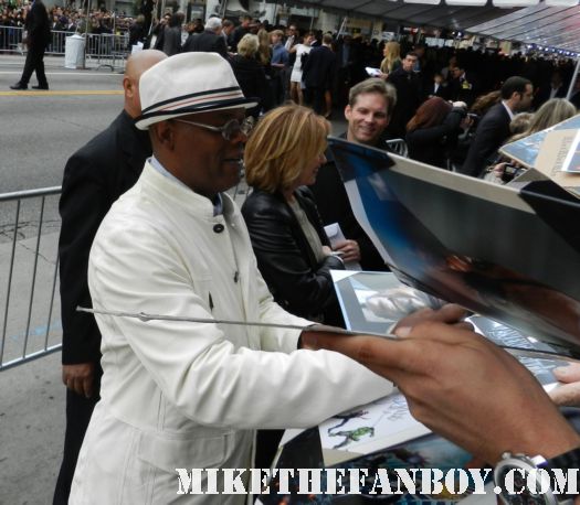 samuel l jackson nick fury sexy signs autographs for fans at the avengers world movie premiere on the red carpet with chris hemsworth chris evans samuel l jackson and more