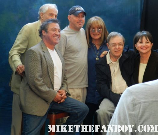 cindy williams david lander posing for fan photos at the laverne and shirley reunion gary marshall signing autographs at the hollywood show hollywood collector's show in burbank california rare pretty woman director 