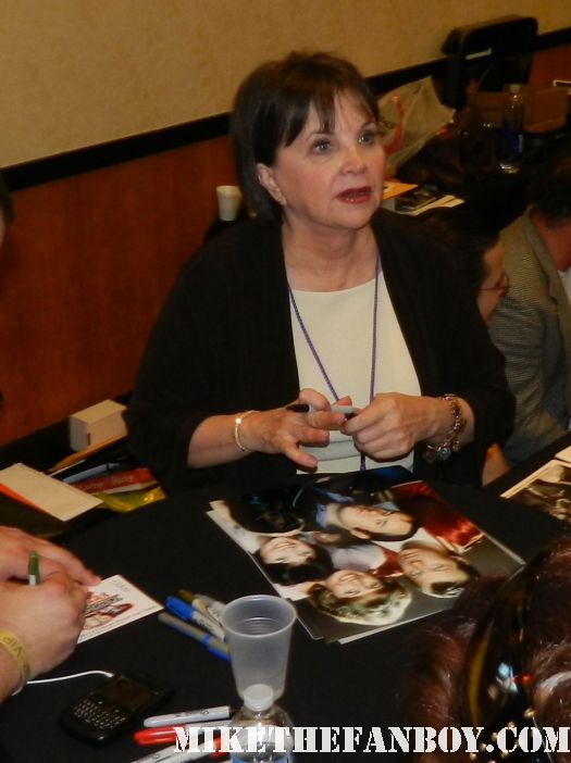cindy williams from laverne and shirley signing autographs at the laverne and shirley reunion at the hollywood show in burbank