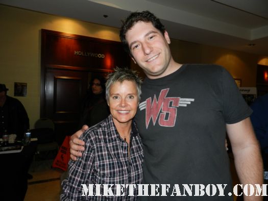 fright night star amanda bearse aka amy peterson posing for a fan photo with mike the fanboy at monsterpalooza 2012