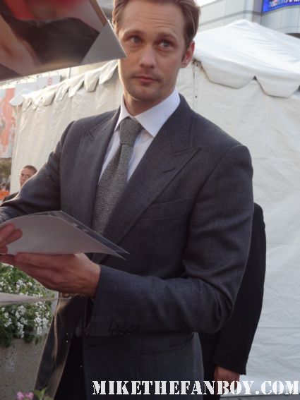 alexander skarsgard stops to sign autographs for fans at the world premiere of battleship in los angeles rare promo hot sexy true blood star eric northman