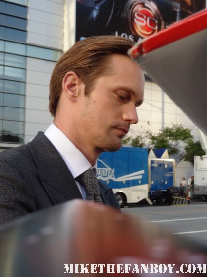 alexander skarsgard stops to sign autographs for fans at the world premiere of battleship in los angeles rare promo hot sexy true blood star eric northman