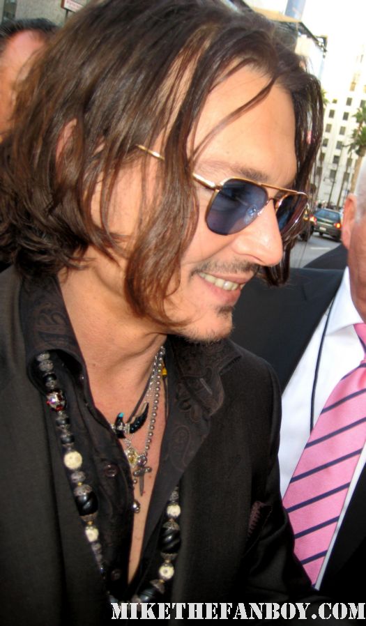 johnny depp signing autographs for fans at the dark shadows world movie premiere in hollywooddark shadows world movie premiere with johnny depp michelle pfeiffer tim burton red carpet rare chinese theatre