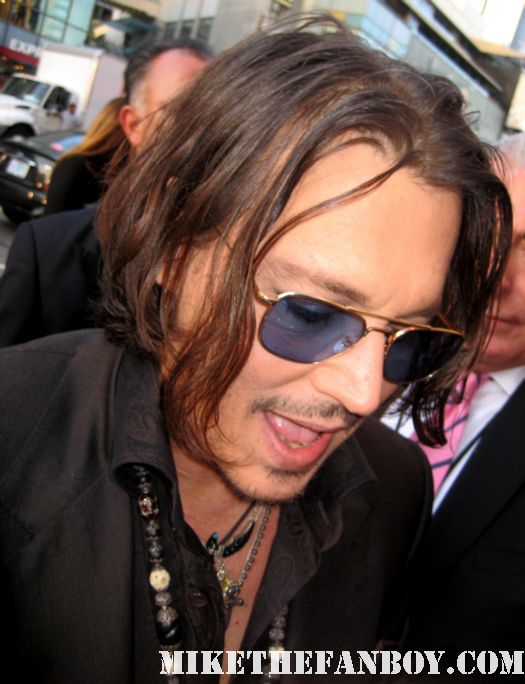johnny depp signing autographs for fans at the dark shadows world movie premiere in hollywooddark shadows world movie premiere with johnny depp michelle pfeiffer tim burton red carpet rare chinese theatre 