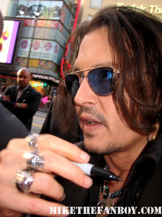 johnny depp signing autographs for fans at the dark shadows world movie premiere in hollywooddark shadows world movie premiere with johnny depp michelle pfeiffer tim burton red carpet rare chinese theatre 