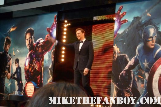 tom hiddleston arriving to the uk london premiere of the avengers red carpet rare promo loki hot sexy rare promo
