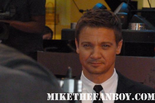 jeremy renner arriving to the world london premiere of the avengers rare promo hot sexy hawkeye