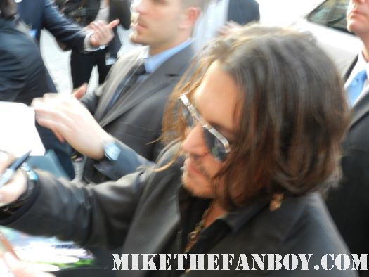 johnny depp signing autographs for fans at the dark shadows world movie premiere rare promo hot sexy sleepy hollow star hot 