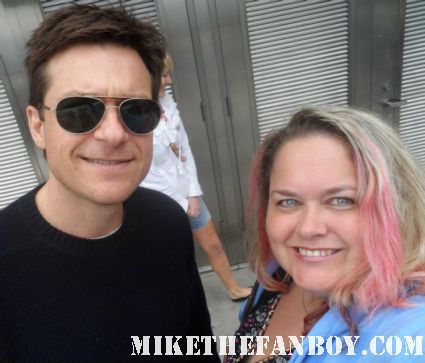 jason bateman posing with pretty in pinky from mike the fanboy for a fan photo hot sexy comedy star rare promo hot sexy hogan family star